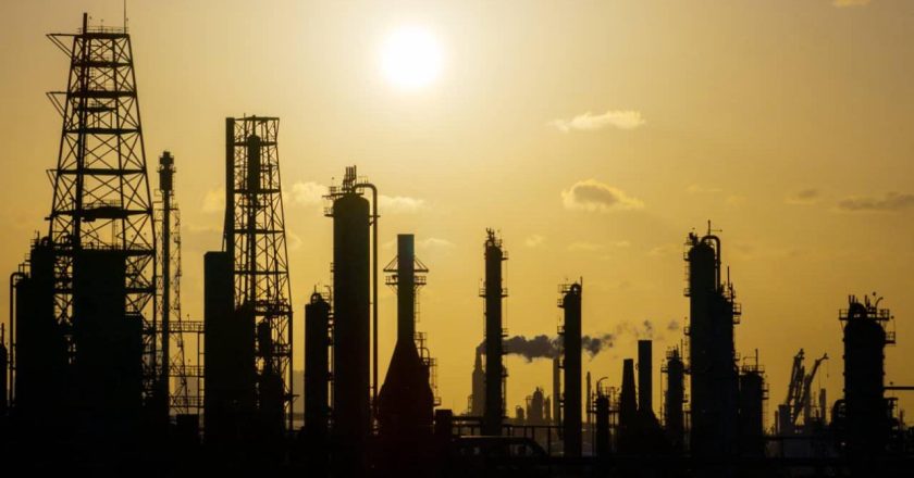 Indian Stock Markets Lifted by Cooling Oil Supply Fears